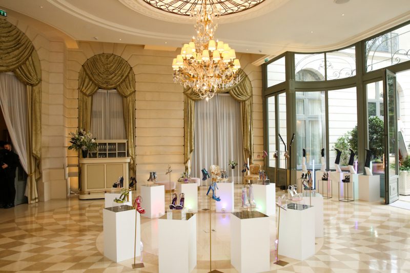 Press presentation - Alexandre Birman reúne uma turma das boas e apresenta a coleção Fall 22 em Paris