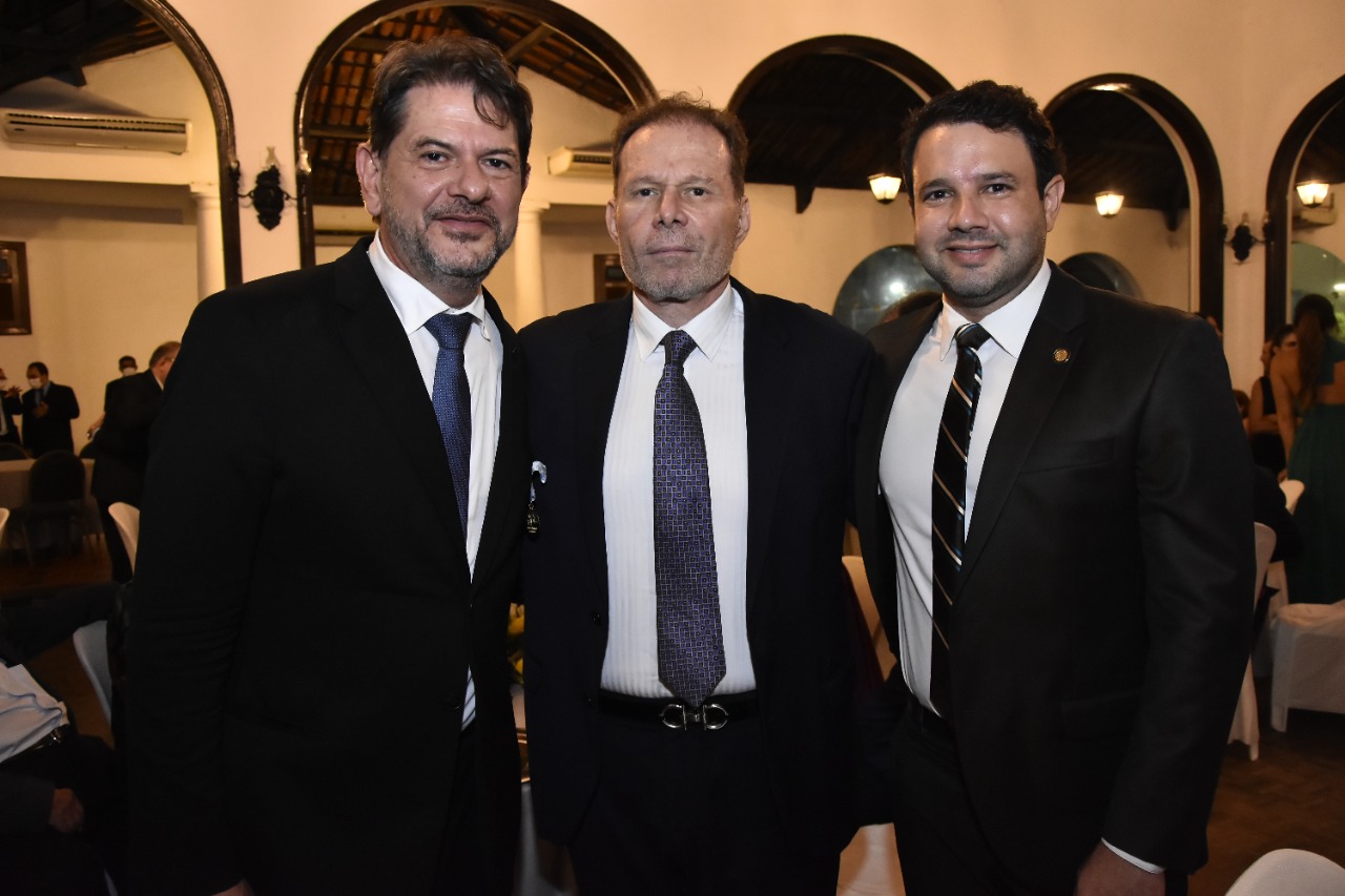Cid Gomes marca presença no jantar em homenagem aos agraciados com a Medalha da Abolição Cid Gomes marca presença no jantar em homenagem aos agraciados com a Medalha da Abolição