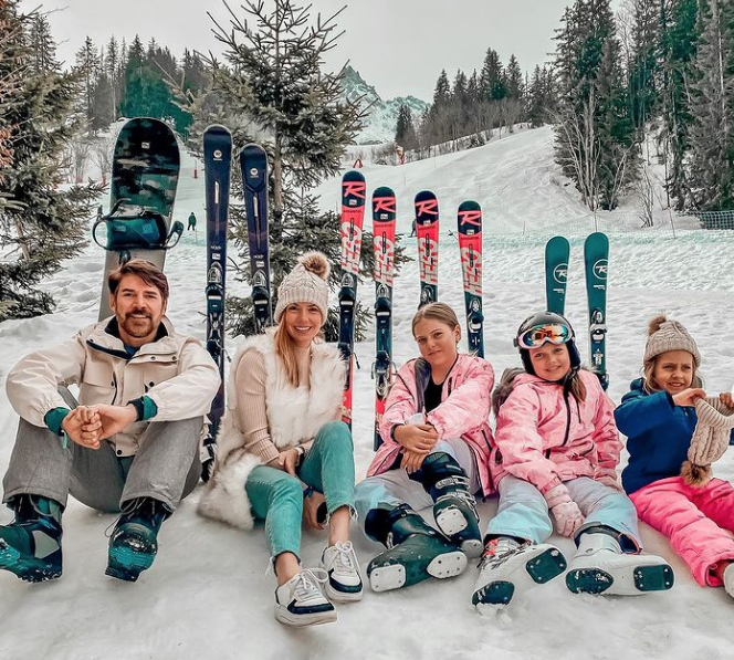 Anna Macedo e Leo Brasil aproveitam a temporada de neve com as filhas