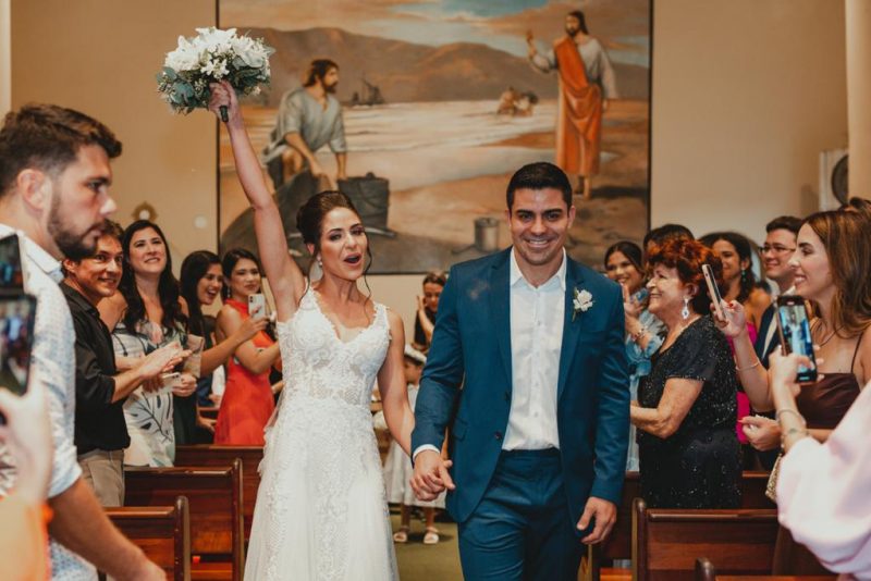 Chuva de Arroz - Larissa Rosado e Eduardo Feitosa trocam alianças em cerimonia intimista