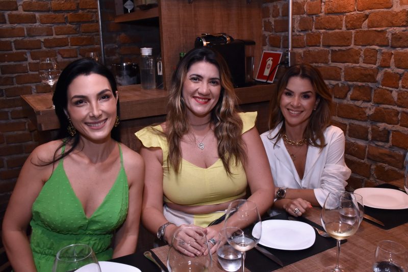 Sessão parabéns - Alegria e muito astral dão o tom da troca de idade de Danielle Studart