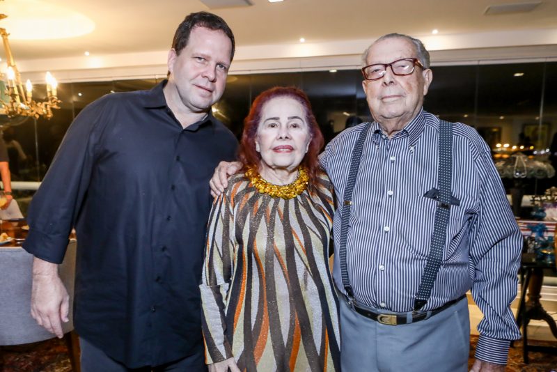 Aniversário - Edson Ventura Filho recebe amigos e familiares para celebrar nova idade em seu elegante apartamento