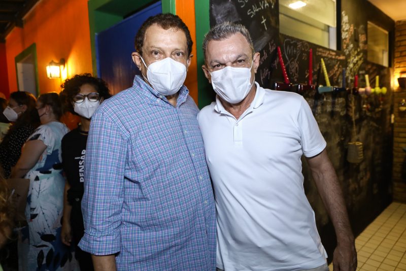 Publicação - Clima de alegria e encontros dão o tom do lançamento do livro “Para Pensar”, de Élcio Batista