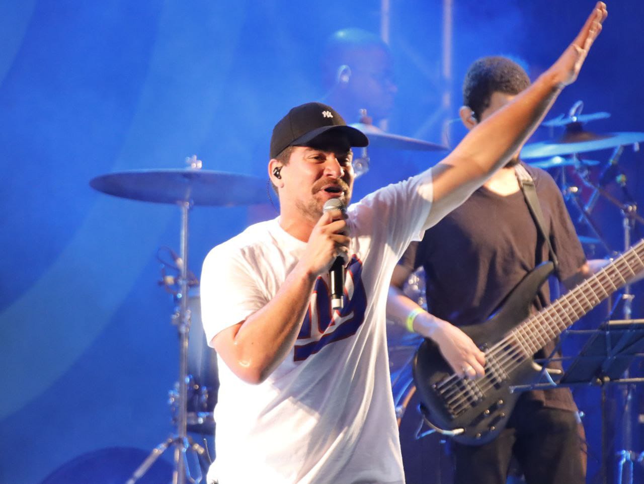 Thiago Martins atrai fãs, mesmo com chuva, para show no RJ