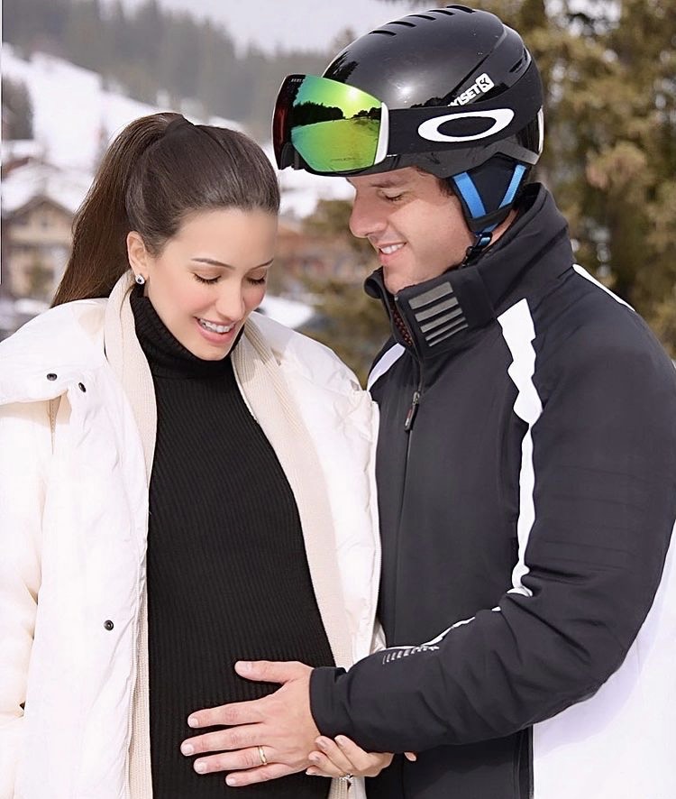 Eduardo Carneiro e Geórgia Busgaib comemoram novo filho em Courchevel