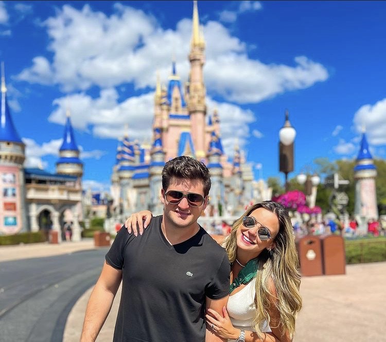 Fernanda Levy e Omar Macêdo aproveitam temporada de carnaval na Disney