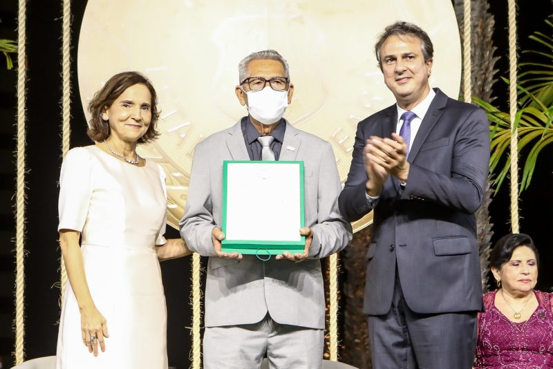 Reconhecimento - Governador Camilo Santana homenageia nove personalidades com a Medalha da Abolição 2020-2022