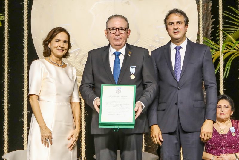 Reconhecimento - Governador Camilo Santana homenageia nove personalidades com a Medalha da Abolição 2020-2022