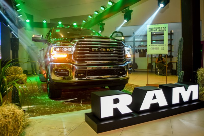 Picape Premium - Nova RAM 3500 chega causando e atrai todos os holofotes no showroom da Newsedan