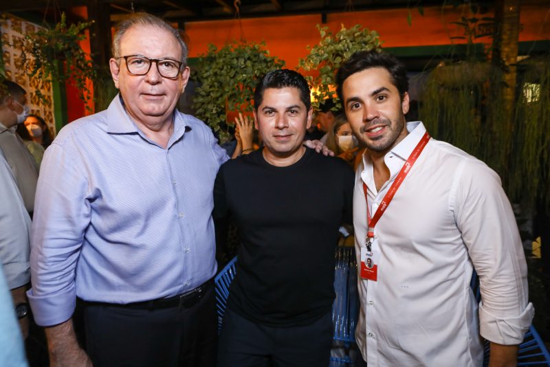 Publicação - Clima de alegria e encontros dão o tom do lançamento do livro “Para Pensar”, de Élcio Batista