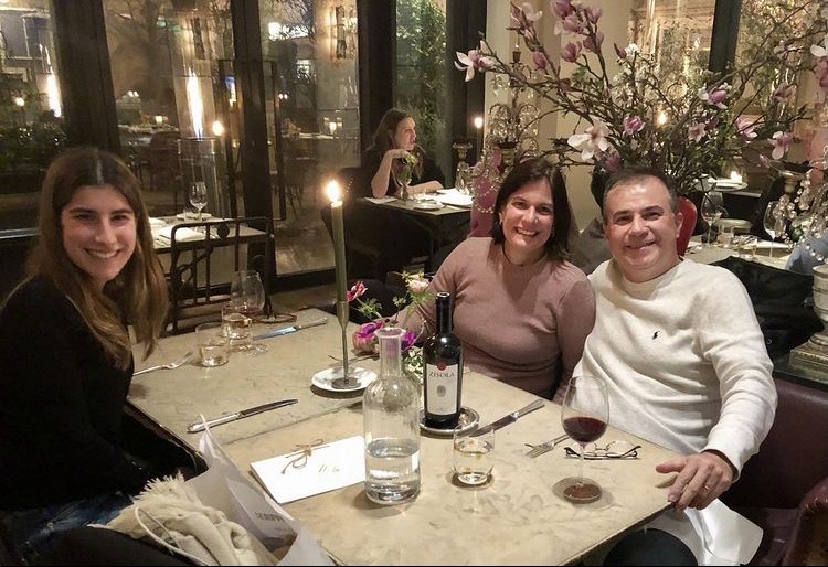 Na Europa, Ricardo e Luciana Bezerra visitam Vera, filha caçula