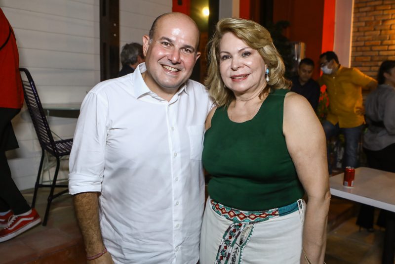 Publicação - Clima de alegria e encontros dão o tom do lançamento do livro “Para Pensar”, de Élcio Batista