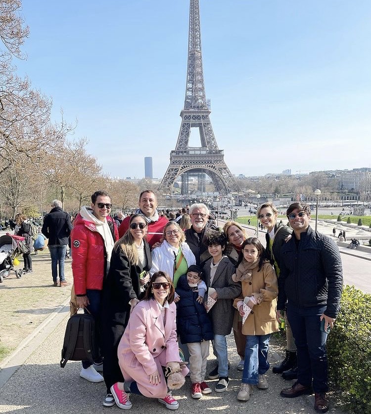 Sophia Romcy reúne a família para curtir encantos de Paris