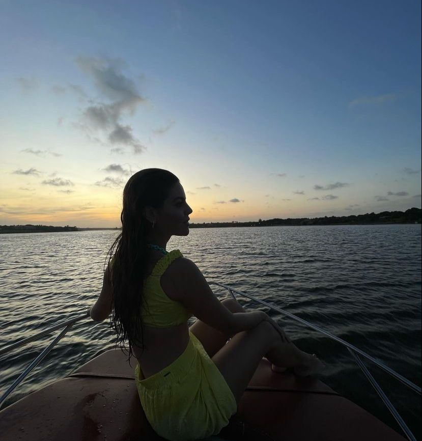 Camila Nogueira curte dias de descanso e lazer na Lagoa do Uruaú