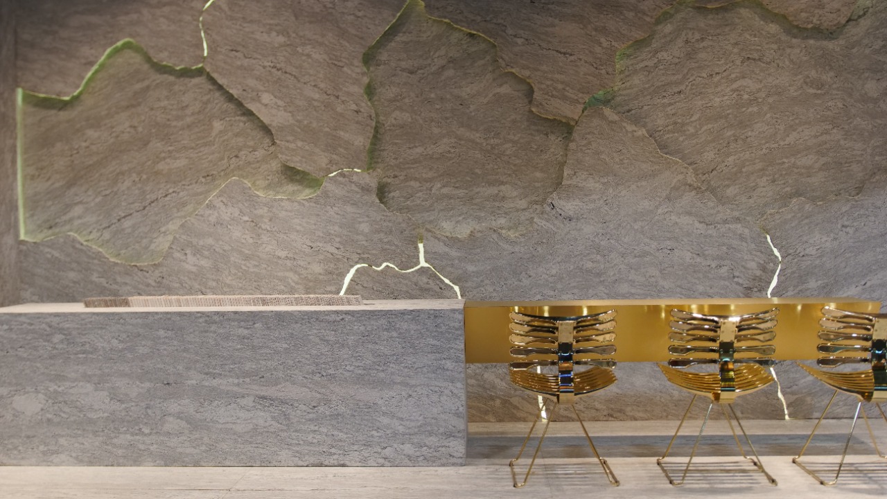 Granos participa da Expo Revestir e anuncia nova rocha em stand assinado por Pedro Franco