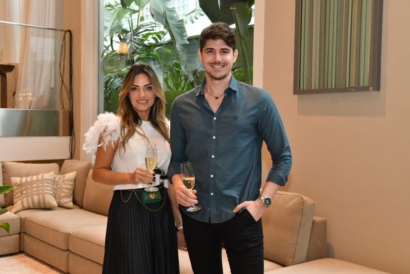 Brasilidades - Anette e Marcel Rivkind pilotam coquetel de lançamento da coleção Breton Brasil Tropical, na loja da Gabriel Monteiro da Silva