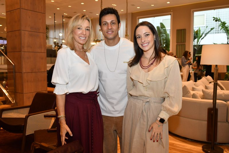 Brasilidades - Anette e Marcel Rivkind pilotam coquetel de lançamento da coleção Breton Brasil Tropical, na loja da Gabriel Monteiro da Silva