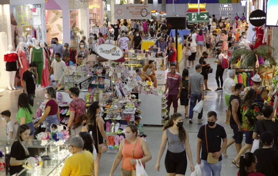 Bazar Centro Fashion oferece descontos de até 70% e movimenta a economia