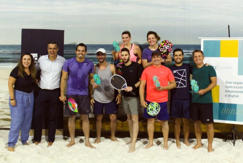 EZZE Seguros patrocina torneio de beach tennis e firma parceria com Banco ABC