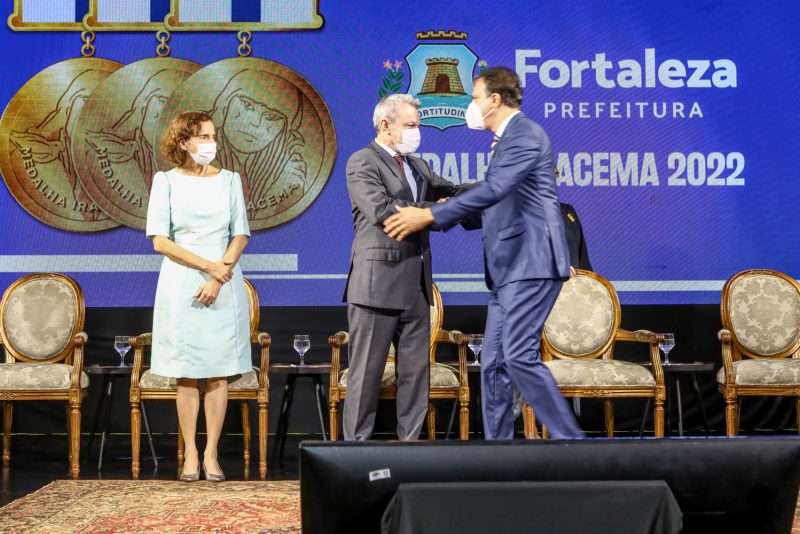 Reconhecimento - Camilo Santana é agraciado com a Medalha Iracema 2022