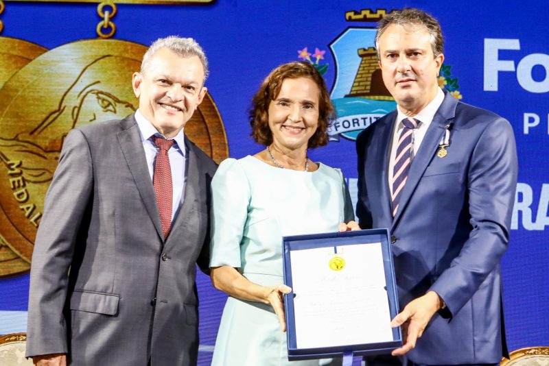 Reconhecimento - Camilo Santana é agraciado com a Medalha Iracema 2022