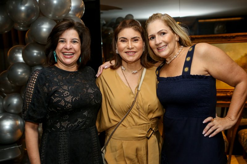 Sessão parabéns - Em clima de alegria, Fernanda Sousa ganha festa surpresa para brindar nova idade em seu luxuoso apê