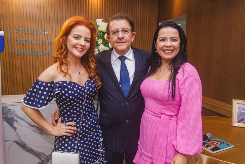 Noite de Lançamento - Luciano Braun pilota sessão de autógrafos do livro “Por Amor e Pela Dor”