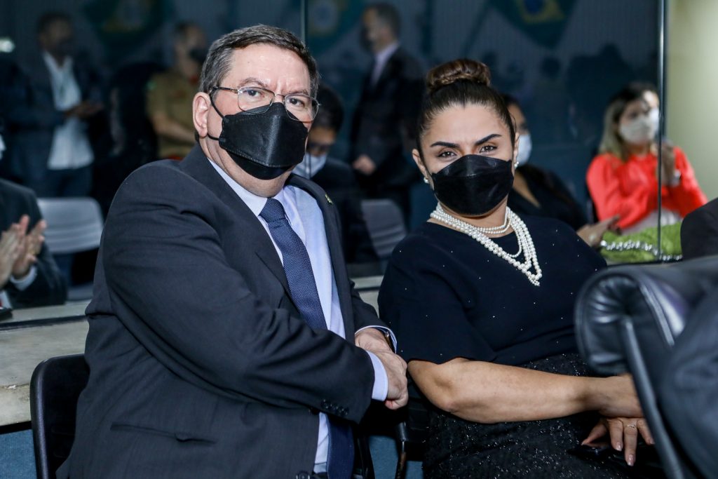 Lucio E Adriana Ferreira Gomes