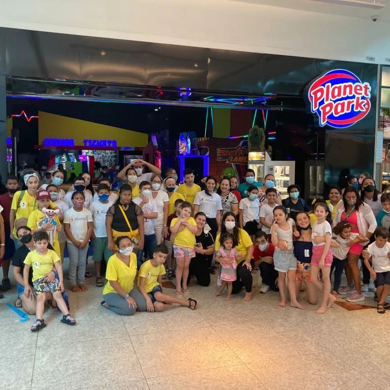 Crianças atendidas pela Associação Pestalozzi participam de manhã especial no RioMar Kennedy