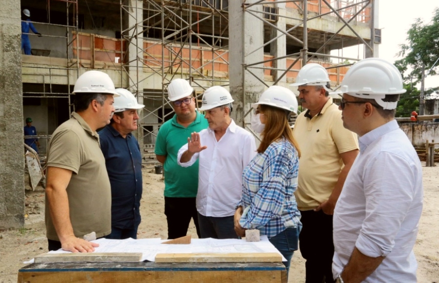 Sarto vistoria as obras de nova Escola de Tempo Integral que estão 50% concluídas