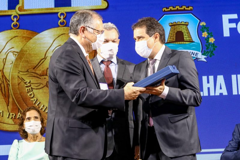 Reconhecimento - Camilo Santana é agraciado com a Medalha Iracema 2022