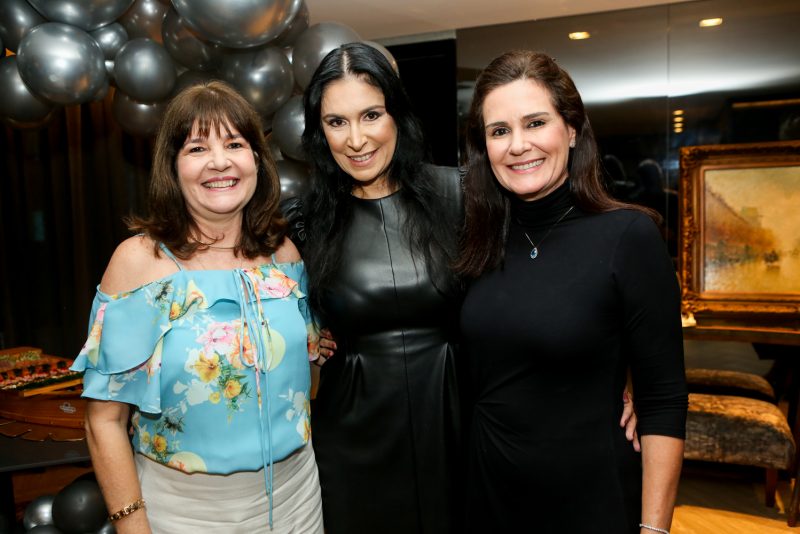 Sessão parabéns - Em clima de alegria, Fernanda Sousa ganha festa surpresa para brindar nova idade em seu luxuoso apê