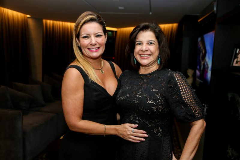 Sessão parabéns - Em clima de alegria, Fernanda Sousa ganha festa surpresa para brindar nova idade em seu luxuoso apê