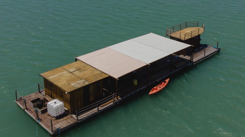 Estrutura flutuante construída no mar de Fortaleza aguarda regularização da Marinha para uso
