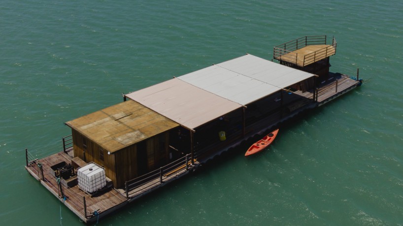 Estrutura flutuante construída no mar de Fortaleza aguarda regularização da Marinha para uso Estrutura flutuante construída no mar de Fortaleza aguarda regularização da Marinha para uso