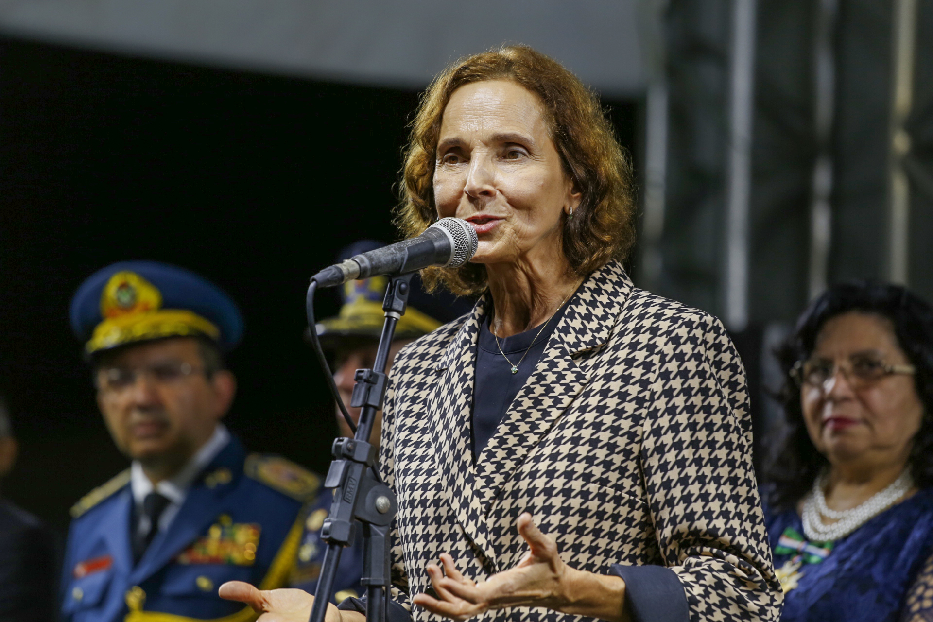 Izolda Cela participa da solenidade de entrega de medalhas e honrarias do 187° aniversário da PMCE