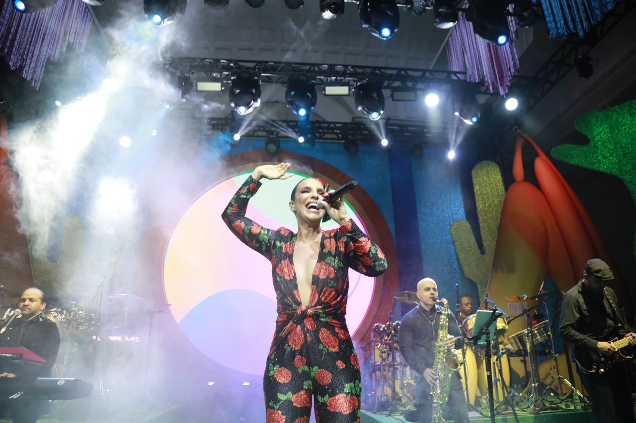 Ivete Sangalo comanda a animação do Baile da Vogue no Copacabana Palace