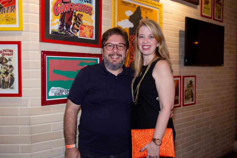 Sessão Parabéns - Em total clima de alegria, Juliana Serrati brinda a nova idade no Bangs