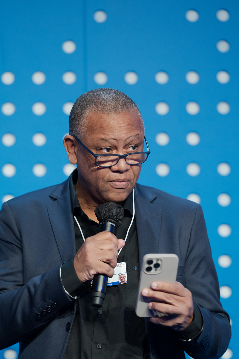 Celso Athayde recebe o prêmio como Empreendedor de Impacto e Inovação do Fórum Econômico Mundial 2022, na Suíça