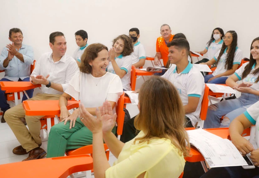 Izolda Cela entrega Centro de Idiomas e autoriza obras estruturantes em Aracati