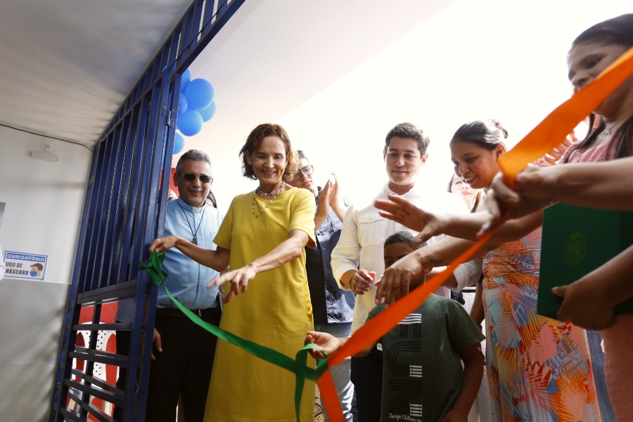 Izolda Cela inaugura CEI em Santana do Cariri e autoriza construção de Areninha