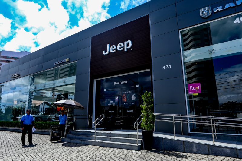 Ofertas tentadoras - Com supermáquinas em seu showroom, Newsedan realiza o Jeep Day Arena