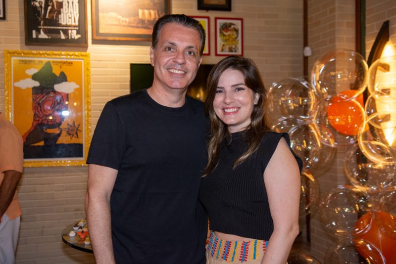 Sessão Parabéns - Em total clima de alegria, Juliana Serrati brinda a nova idade no Bangs