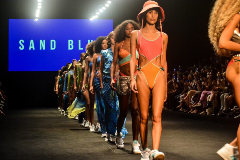 Moda Autoral - Sand Blue brilha na passarela do DFB Festival na segunda noite de desfiles na Praia de Iracema