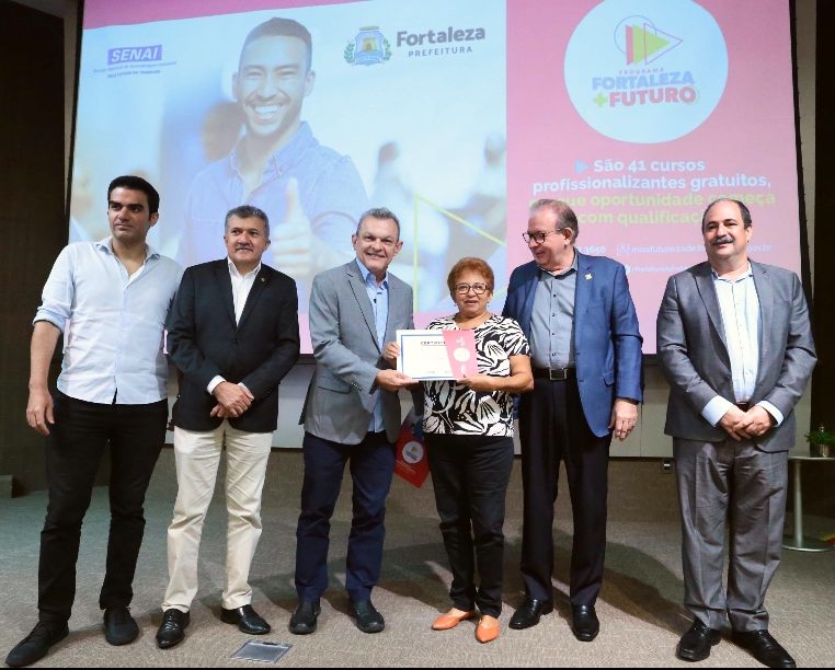 FIEC e Prefeitura entregam os primeiros diplomas do Programa Fortaleza + Futuro