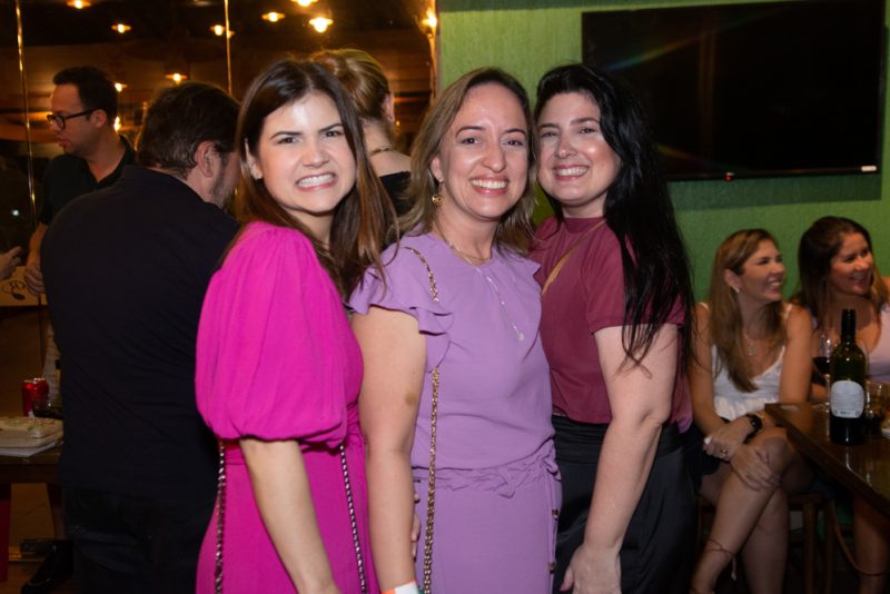 Sessão Parabéns - Em total clima de alegria, Juliana Serrati brinda a nova idade no Bangs