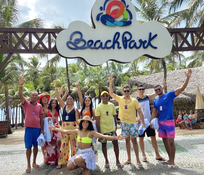 Ex-BBB Elana curte viagem ao Ceará e se diverte no Beach Park