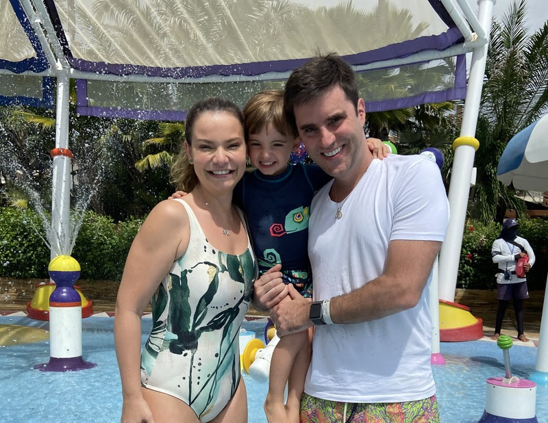 Milena Toscano se diverte em família nas atrações do Beach Park