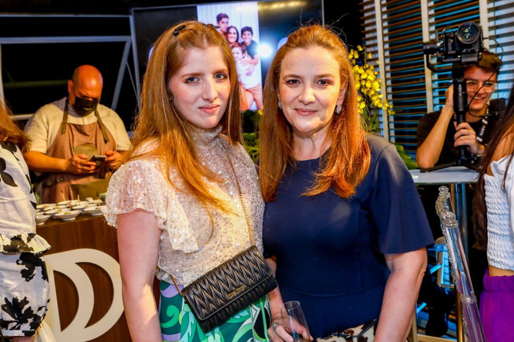 Vitoria E Livia Esteves