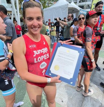Triatleta olímpica, Vittoria Lopes é campeã na Herbalife 24 Triathlon